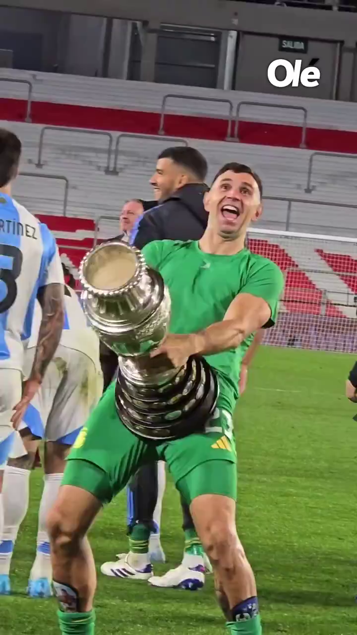 Emiliano Martinez lovește din nou! Gestul obscen făcut de "Dibu" după victoria cu Chile_6