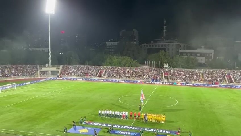 Reacția presei din Kosovo după ce s-a întâmplat în timpul imnului României + banner-ul afișat în peluză la Priștina_3