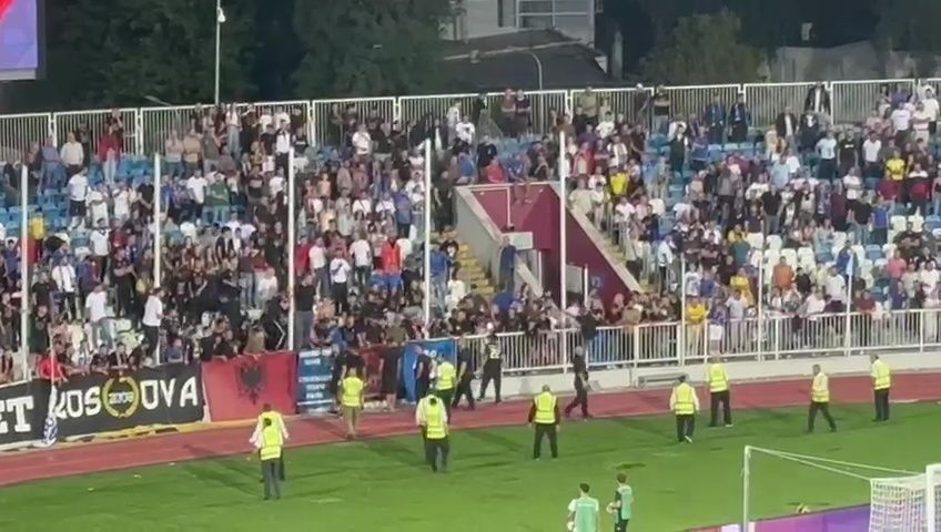 Kosovarii din peluză și-au ieșit din minți la 0-3 cu România și au vrut să intre pe teren. Copiii au stat lângă Niță în timpul meciului_7