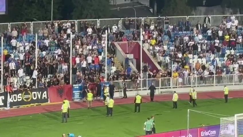 Kosovarii din peluză și-au ieșit din minți la 0-3 cu România și au vrut să intre pe teren. Copiii au stat lângă Niță în timpul meciului_8