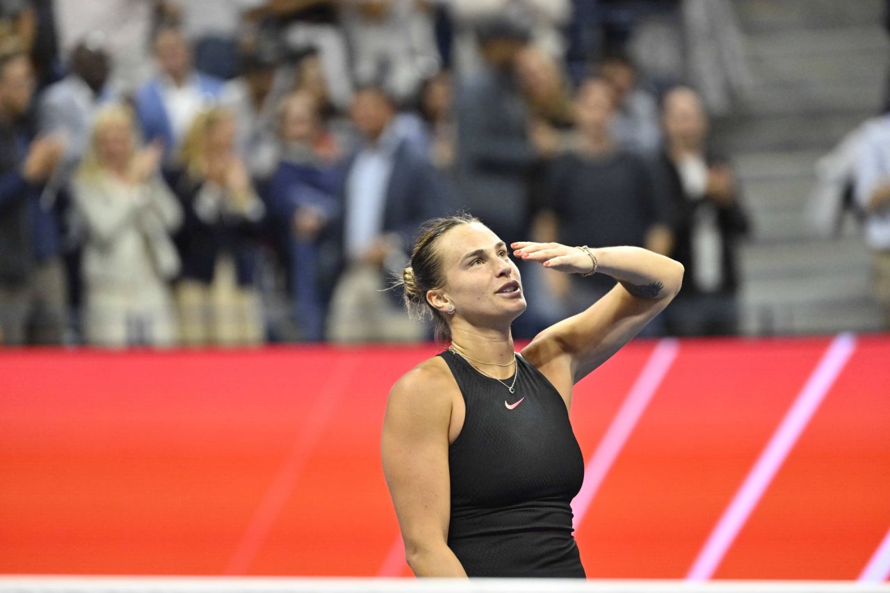 „Lady in Red” Aryna Sabalenka, apariție răvășitoare la ședința foto organizată în cinstea campioanei US Open_8