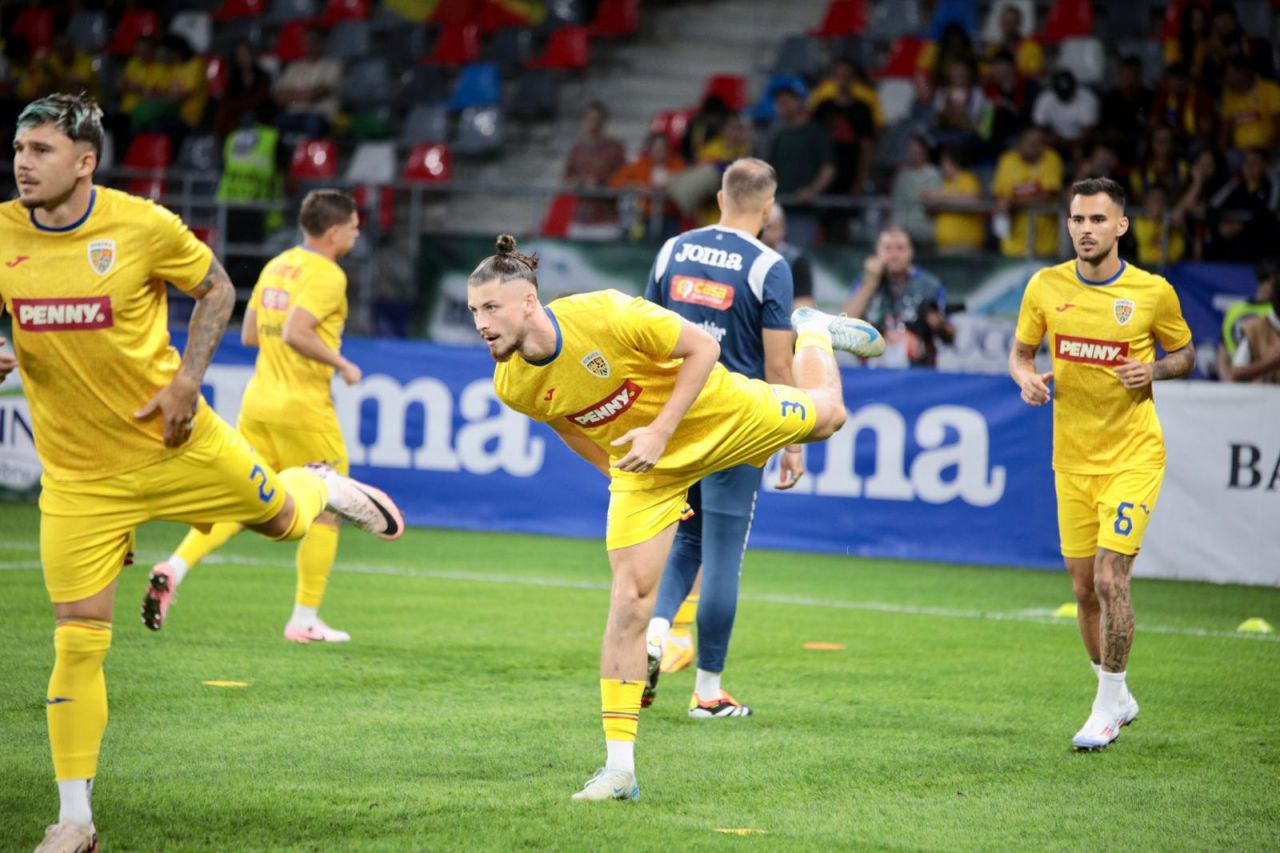 Cum au fost surprinși tricolorii la încălzire înainte de România - Lituania + Mircea Lucescu, gânditor pe bancă_6