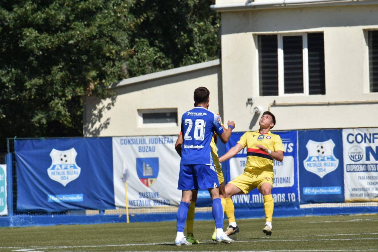 Ce mai face Deniz Giafer la noua echipă. Este coleg în centrul defensivei cu un fost jucător al lui Arsenal și Ajax Amsterdam!_11