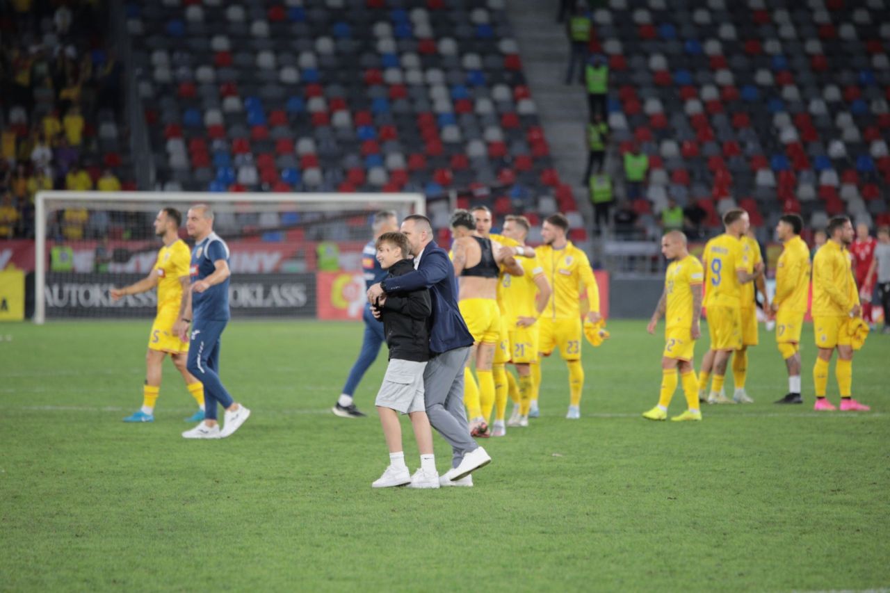 Ghencea, invadată de copii. Ianis Hagi, Virgil Ghiță, Răzvan Marin și Alex Chipciu s-au jucat pe iarbă, după meciul cu Lituania_5