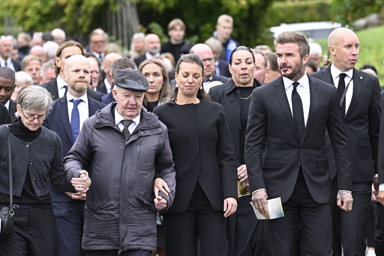 Sven-Goran Eriksson a fost înmormântat. Tatăl său și David Beckham, printre cei 600 de oameni prezenți la funeralii_10