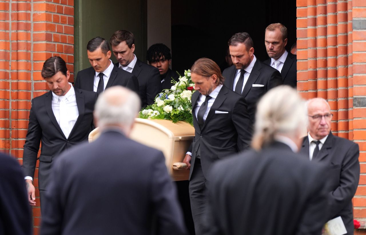 Sven-Goran Eriksson a fost înmormântat. Tatăl său și David Beckham, printre cei 600 de oameni prezenți la funeralii_7