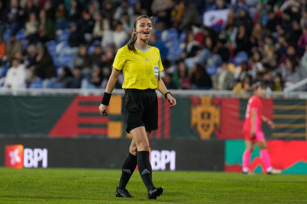 O brigadă de arbitre românce a fost delegată în Champions League_6