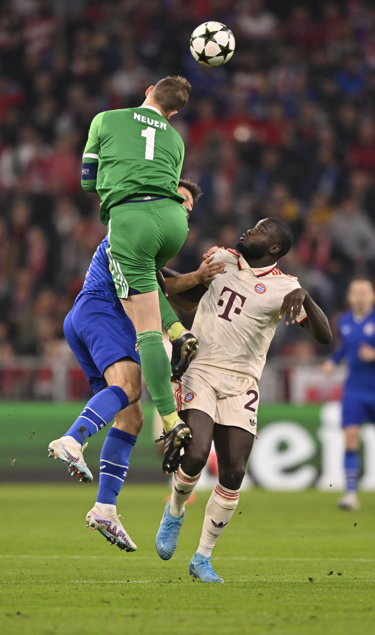 "Neuer, ce faci?!" Portarul lui Bayern a oferit imaginea serii în măcelul din UCL, iar la pauză a fost schimbat_4