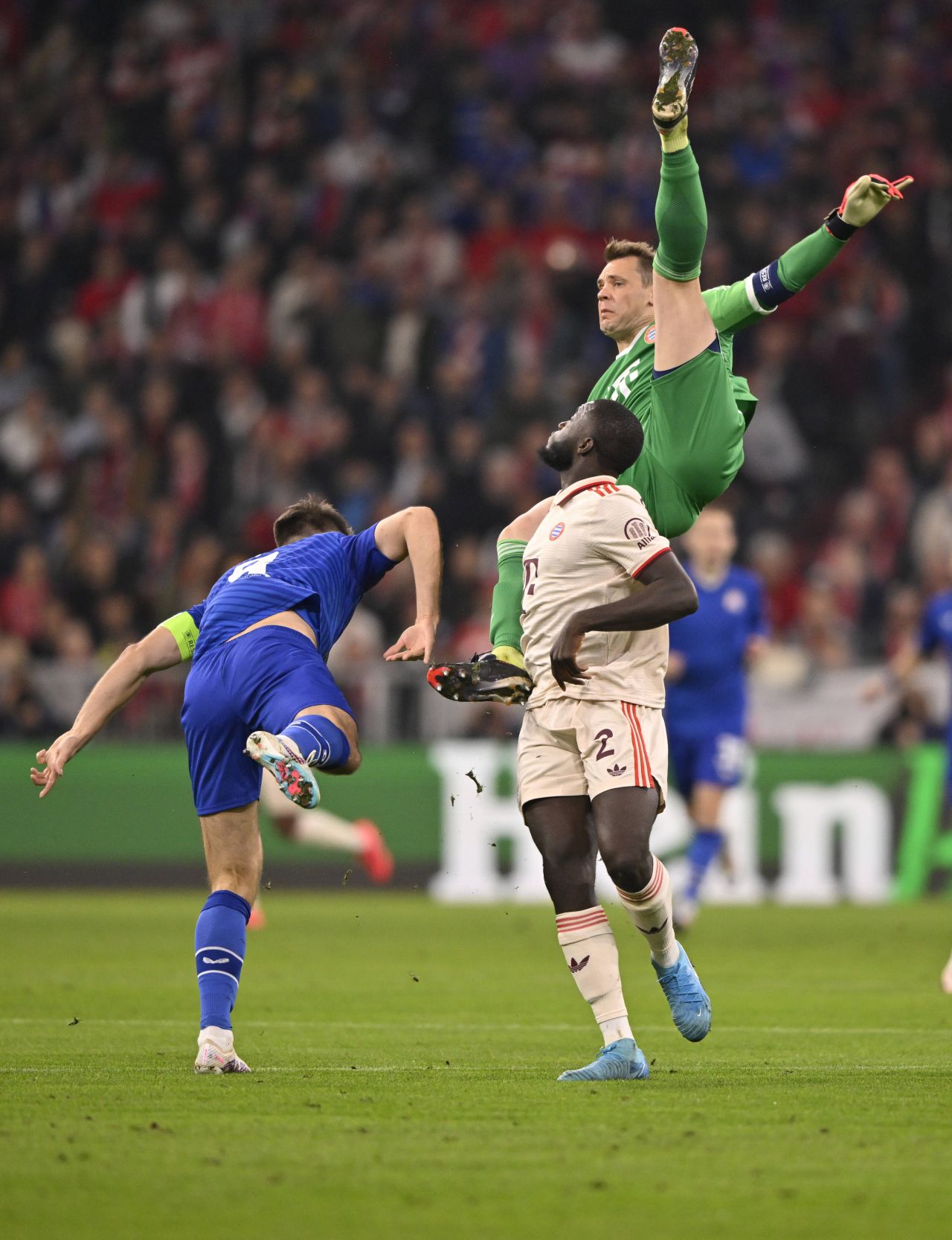 "Neuer, ce faci?!" Portarul lui Bayern a oferit imaginea serii în măcelul din UCL, iar la pauză a fost schimbat_5