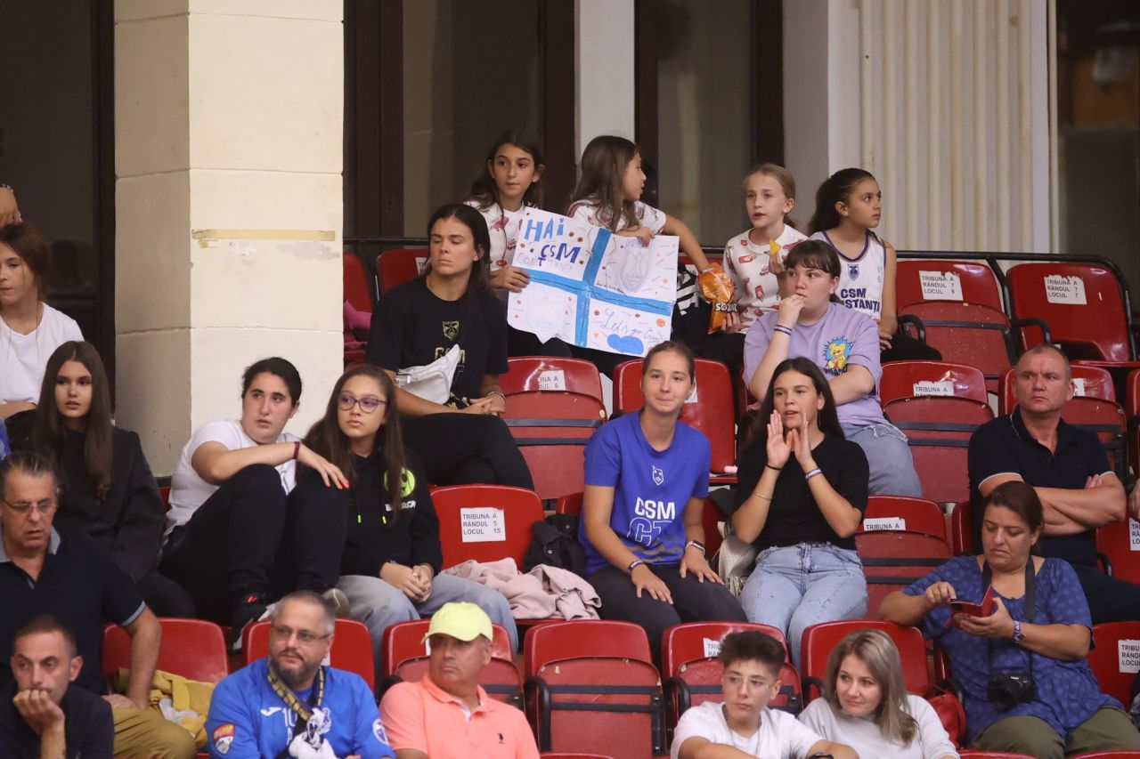 Ce au făcut CSM Constanța în EuroLeague și CSM CSU Oradea în Champions League. Fetele din Constanța au jucat cu același echipament bizar!_7