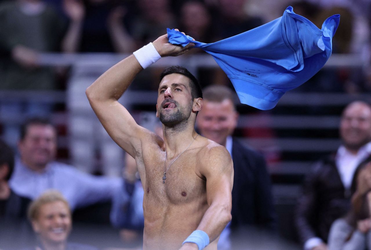 Striptease, dans și karaoke: imagini suprarealiste cu Novak Djokovic în țara vecină_3