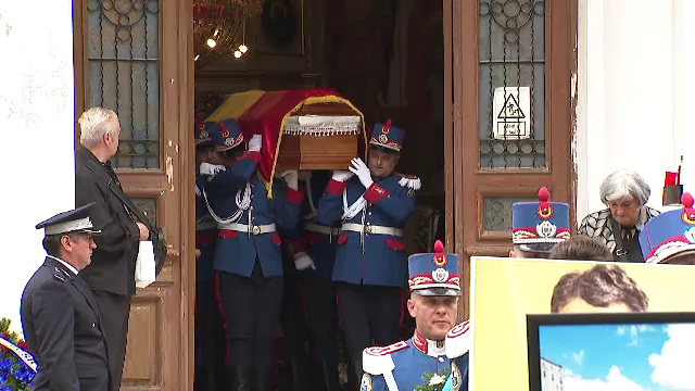 Imagini dureroase! Gigi Mulțescu, înmormântat cu onoruri militare + singurul jucător de la FCSB prezent la slujbă_11