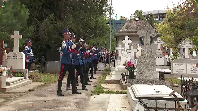 Imagini dureroase! Gigi Mulțescu, înmormântat cu onoruri militare + singurul jucător de la FCSB prezent la slujbă_19