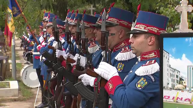 Imagini dureroase! Gigi Mulțescu, înmormântat cu onoruri militare + singurul jucător de la FCSB prezent la slujbă_38