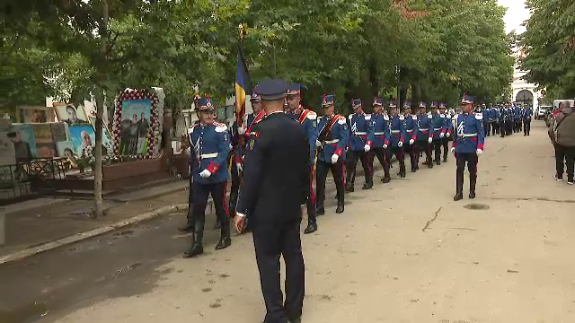 Imagini dureroase! Gigi Mulțescu, înmormântat cu onoruri militare + singurul jucător de la FCSB prezent la slujbă_7