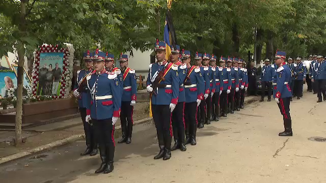 Imagini dureroase! Gigi Mulțescu, înmormântat cu onoruri militare + singurul jucător de la FCSB prezent la slujbă_8