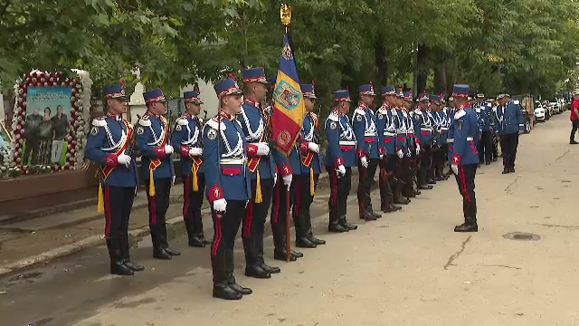 Imagini dureroase! Gigi Mulțescu, înmormântat cu onoruri militare + singurul jucător de la FCSB prezent la slujbă_9