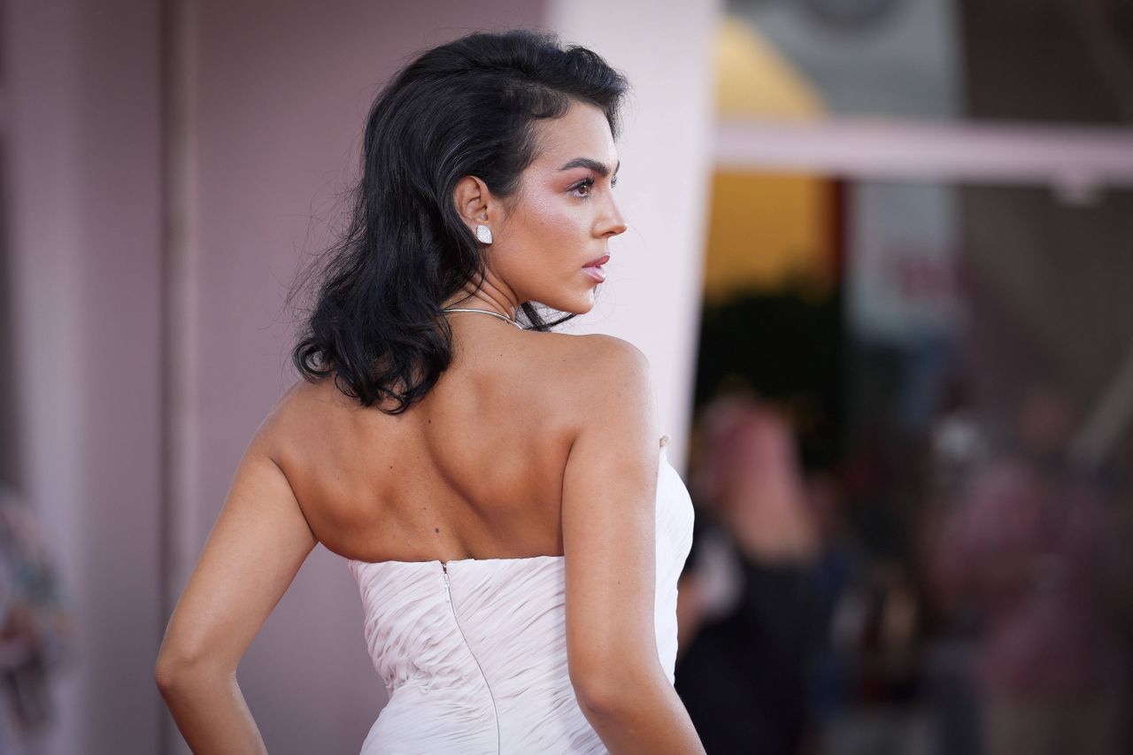 Transformare radicală de look pentru Georgina Rodriguez! Partenera lui Cristiano Ronaldo s-a vopsit blondă și și-a lăsat mască fanii_18