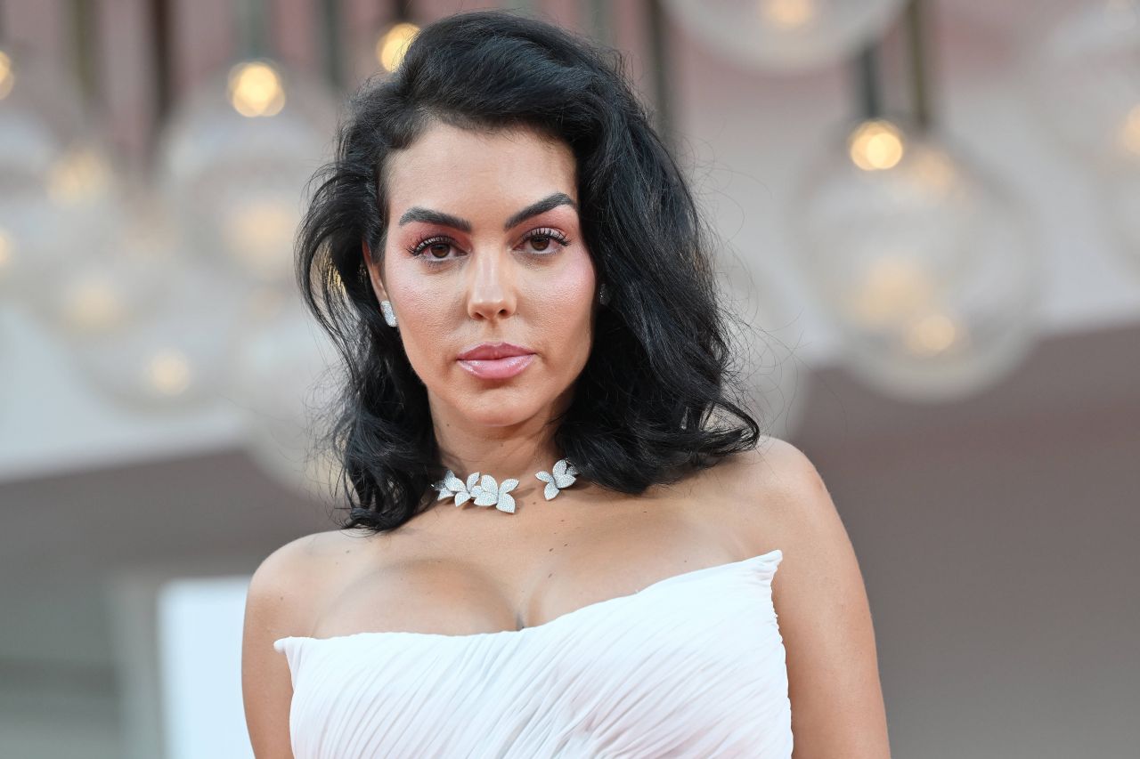 Transformare radicală de look pentru Georgina Rodriguez! Partenera lui Cristiano Ronaldo s-a vopsit blondă și și-a lăsat mască fanii_33