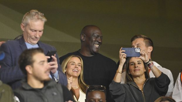 
	Michael Jordan a făcut senzație la meciul Barcelonei, însă soția sa a atras toate privirile la Monaco
