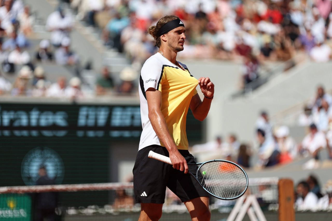 Mai în glumă, mai în serios: Alcaraz, acuzat de finalistul Zverev că ar fi plătit arbitrii în finala Roland Garros 2024_20