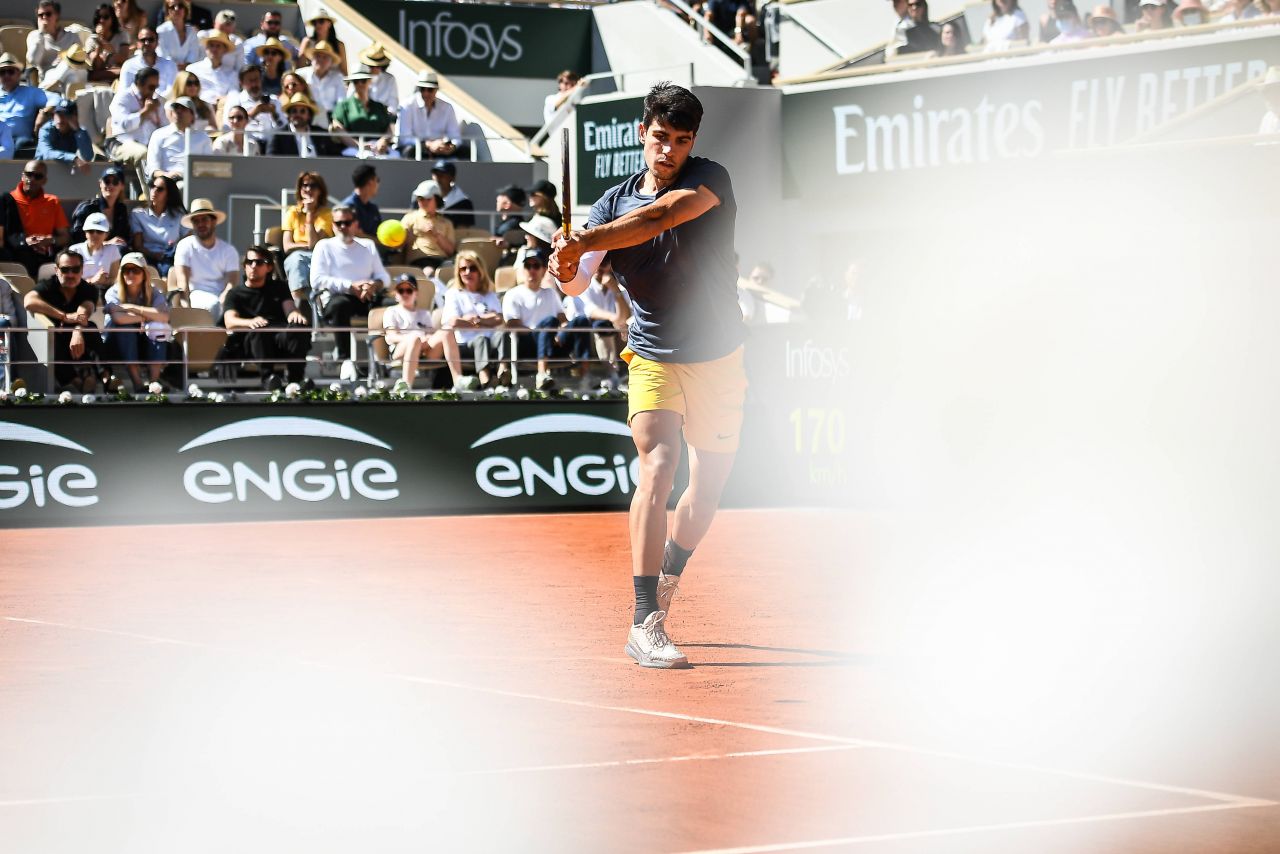 Mai în glumă, mai în serios: Alcaraz, acuzat de finalistul Zverev că ar fi plătit arbitrii în finala Roland Garros 2024_26