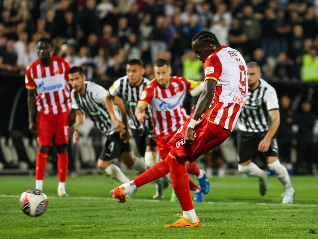 A fost DEZASTRU în Partizan Belgrad - Steaua Roșie Belgrad, ”Večiti Derbi” din Serbia! Perla lui Gică Hagi, maestru de ceremonii_9